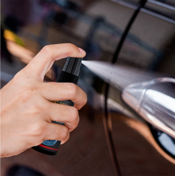 NuraFix Nano Car Spray wird an einer Autotür angewendet